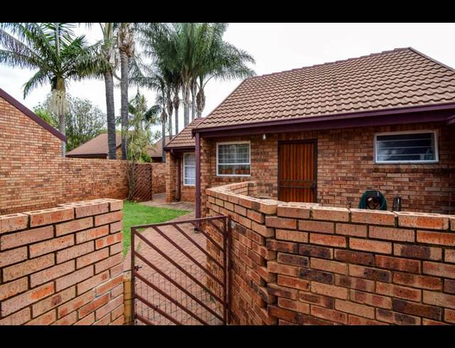 2 BEDROOM TOWNHOUSE FOR SALE IN SINOVILLE